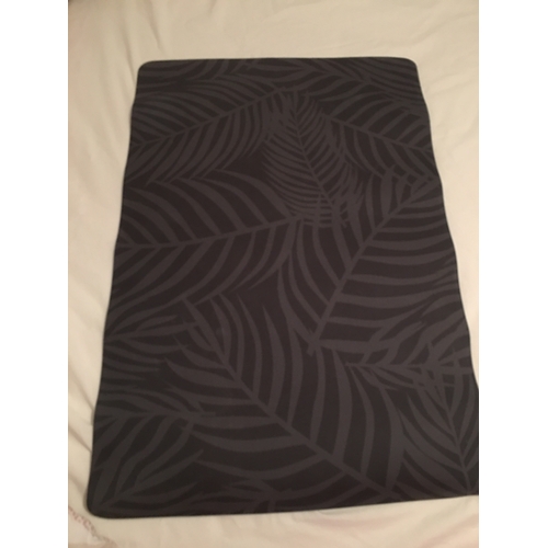 194 - NEW BAGGED LEAF DESIGN BATH MAT