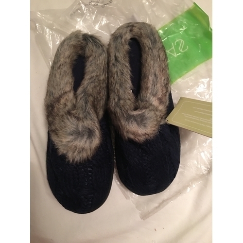 115 - NEW BAGGED UNISEX SLIPPERS SIZE 3/4