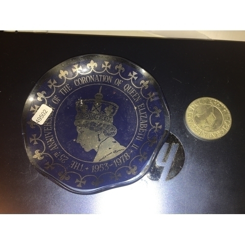 286 - VERY COLLECTIBLE BLUE AND GILT 25TH JUBILEE GLASS DISH AND 2003 CORONATION JUBILEE £5 COIN