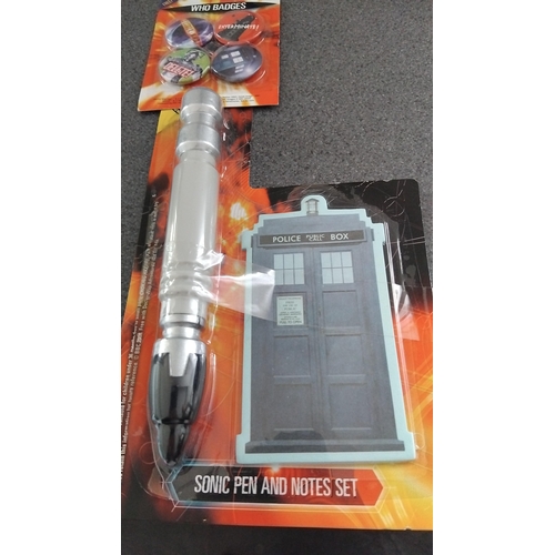 540 - NEW DR WHO BADGES AND SONIC PEN AND NOTES SET