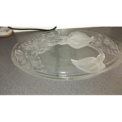 504 - GLASS PETAL OVAL DISH