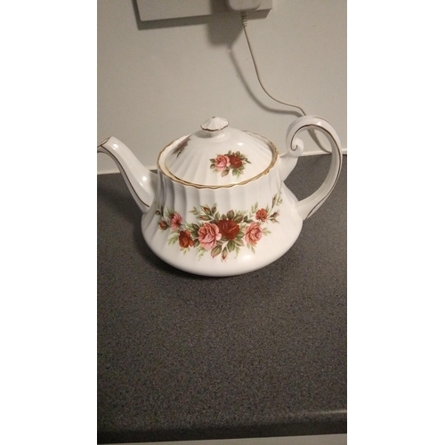 534 - PARAGON ENGLISH ROSE TEAPOT