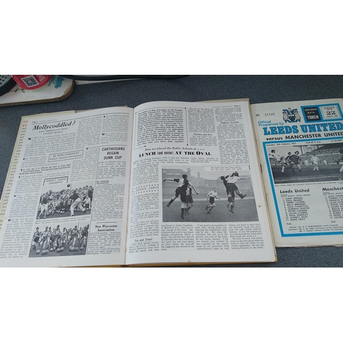 683 - THE FA BOOK OF FOOTBALL AND VINTAGE LEEDS UNITED V MAN UTD PROGRAMME 1971-1972