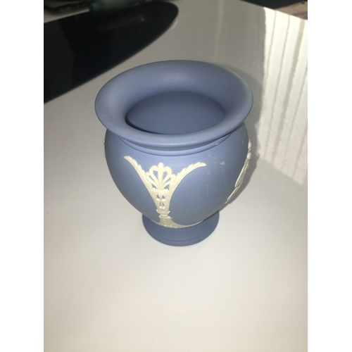 489 - LOVELY WEDGWOOD JASPER WARE VASE