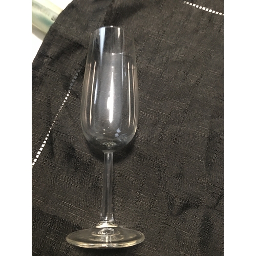 404 - COLLECTION OF 12 CHAMPAGNE GLASSES