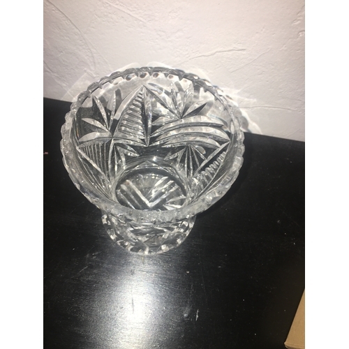 583 - VERY NICE CRYSTAL DUMPY VASE IN BEAUTIFULL CONDITION