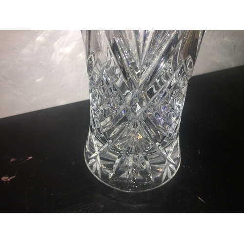 586 - VERY NICE CRYSTAL DIAMOND CUT STYLE VASE IN BEAUTIFULL CONDITION