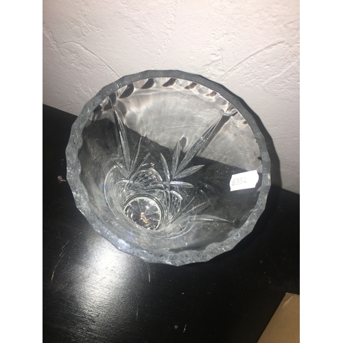 586 - VERY NICE CRYSTAL DIAMOND CUT STYLE VASE IN BEAUTIFULL CONDITION