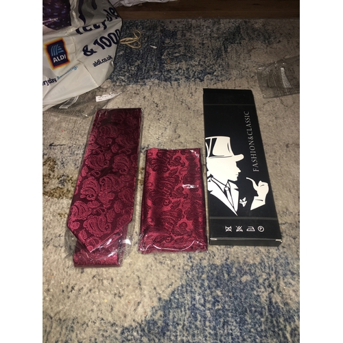 45 - NEW BOXED FASHION AND CLASS GENTS TIE AND KERCHIEF