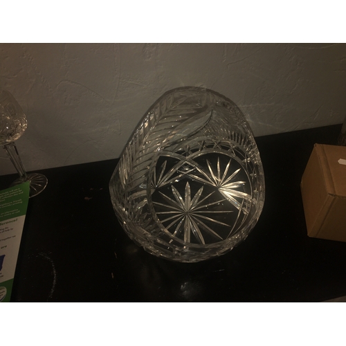 578 - VERY NICE LARGE CRYSTAL BASKET IN BEAUTIFULL CONDITION