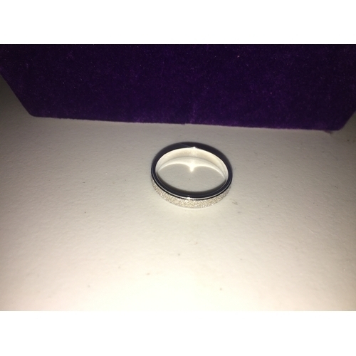 330 - NEW BOXED SIVER 925 SPARKLY SILVER RING