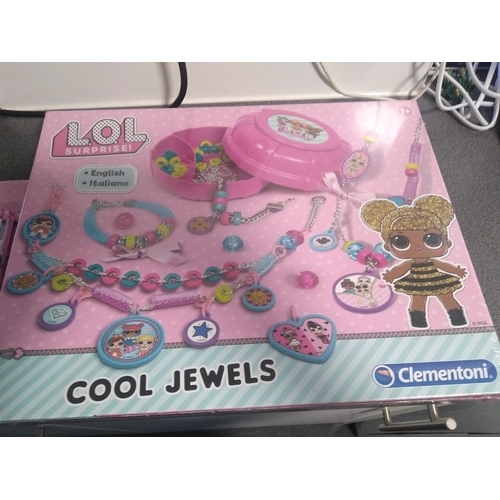 587 - NEW N SEALED LOL COOL JEWELS SET