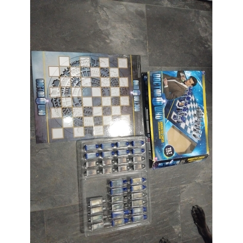 564 - Doctor who chess set n board boxed