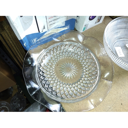 412 - TWO PIECES OF GLASS DISH AND BOWL