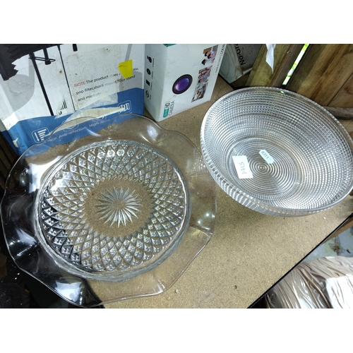 412 - TWO PIECES OF GLASS DISH AND BOWL