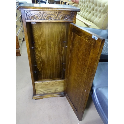 1158 - A small oak cabinet with linenfold carved panel door, W35cm, H80cm