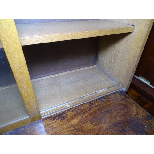 1193 - A light oak bookcase with 2 sliding glazed doors, W152cm, H92cm