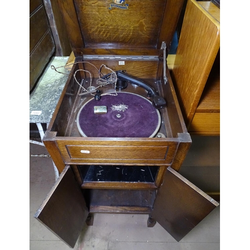 1240 - A 1920s oak-cased gramophone by Sylvaphone, cabinet factory label for CWS, Birmingham, W40cm