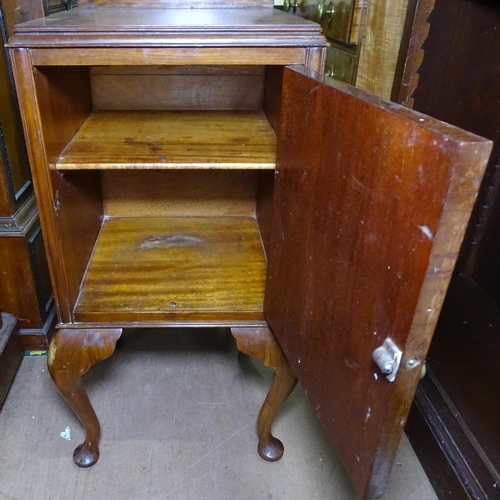 1279 - A 1930s walnut pot cupboard on cabriole legs, W42cm