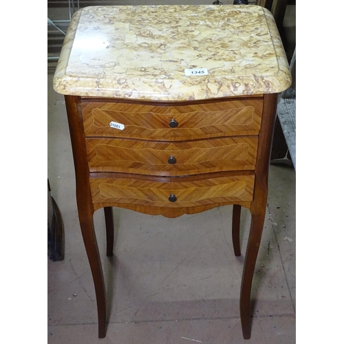 1345 - A French cross-banded walnut marble-top bedside chest, with 3 short drawers, on cabriole legs, W42cm