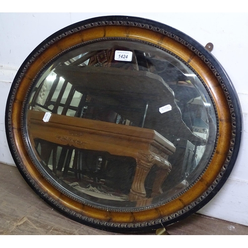 1424 - An Edwardian oval walnut-framed wall mirror, W58cm