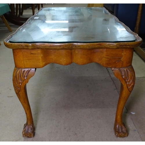 1430 - A 1930s walnut rectangular coffee table, raised on carved cabriole legs, L95cm