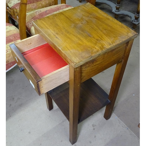 1440 - A mahogany side table with single drawer, W33cm