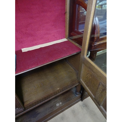 1470 - An early 20th century Continental oak display cabinet, with 2 beveled glazed and panelled doors, and... 