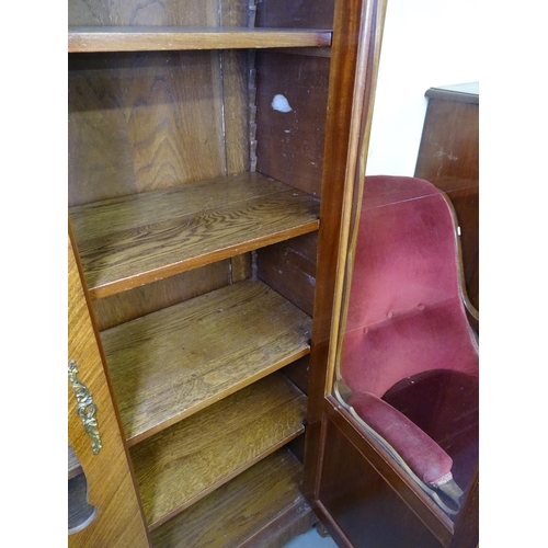 1521 - A French kingwood 2-door bookcase, shaped glazed panelled doors and ormolu mounts with marble top, w... 