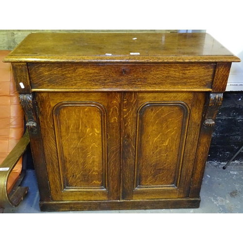 1538 - A Victorian oak chiffoniere, with a frieze drawer, the 2 arched panel cupboard doors opening to reve... 