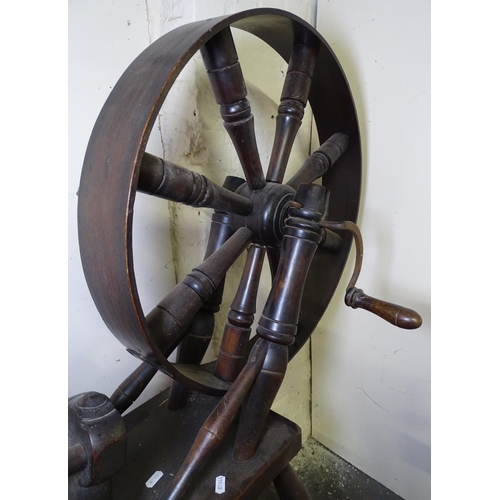 1547 - A 19th century elm spinning wheel