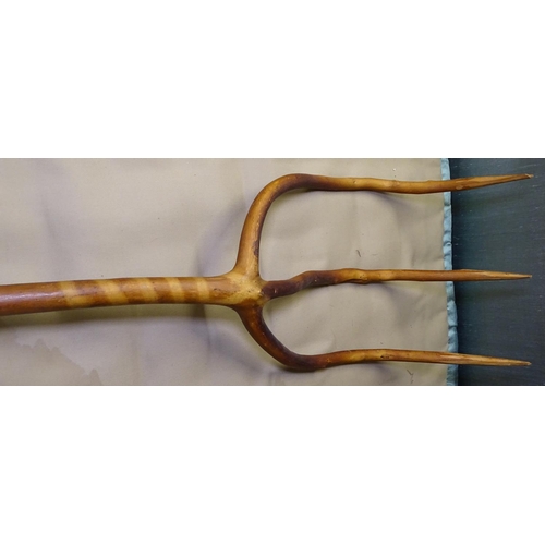 1557 - A French elm lavender rake