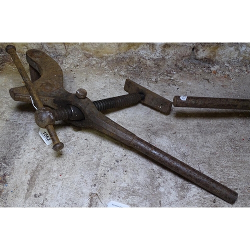 1562 - A pair of Antique cast-iron clamps