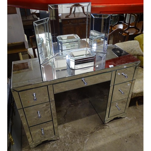 1593 - A modern mirrored glass pedestal dressing table, with 3-fold mirror and matching jewellery box, W118... 