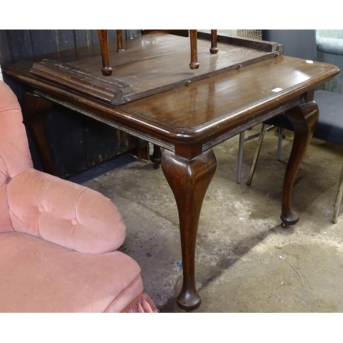 1618 - A 1920s oak windout dining table, with 1 spare leaf, raised on cabriole legs, table length 103cm ext... 