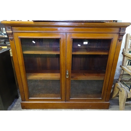 1632 - A Victorian mahogany bookcase, with 2 glazed doors on plinth base, W115cm, H104cm