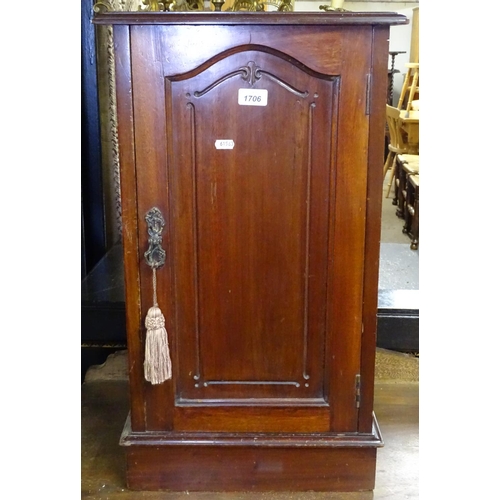 1706 - A Victorian walnut bedside pot cupboard, W40cm