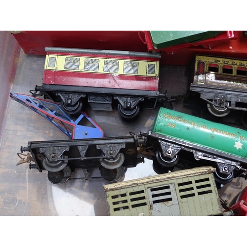 189 - Hornby 'O' gauge tin plate rolling stock etc