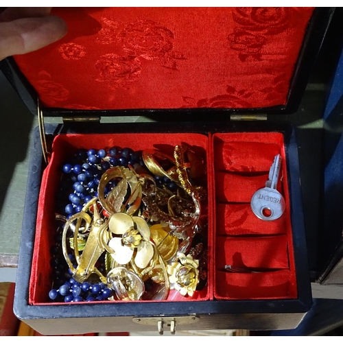 335 - An Oriental casket with costume jewellery, and a copper bowl with brass rim, diameter 10.5