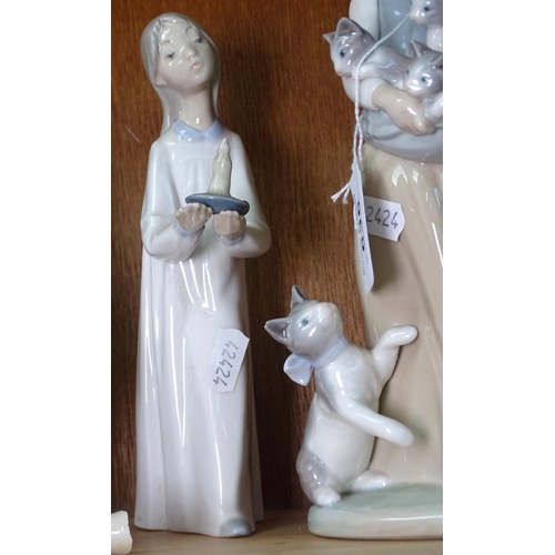 636 - A Lladro girl with cat and kittens, and 2 other Lladro figures