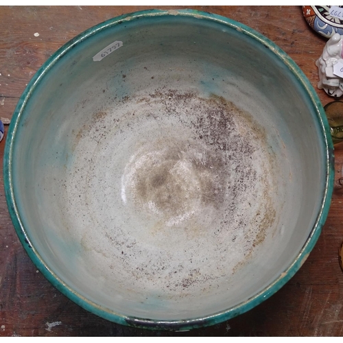 677 - An Iznik painted bowl, diameter 8