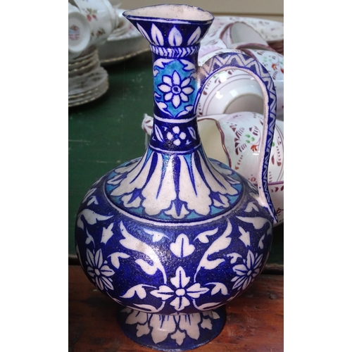 678 - 2 pairs of Iznik jugs, and a vase, 9.5