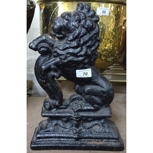 70 - An Antique cast-iron lion doorstop, height 14.5