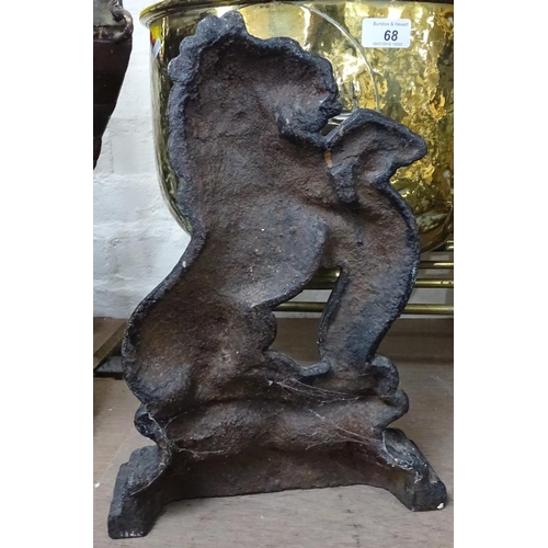 70 - An Antique cast-iron lion doorstop, height 14.5