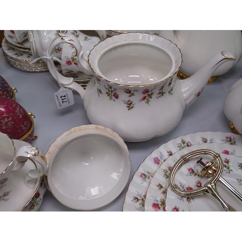 712 - A Royal Albert Winsome tea set, including teapot and a 3-tier cake stand