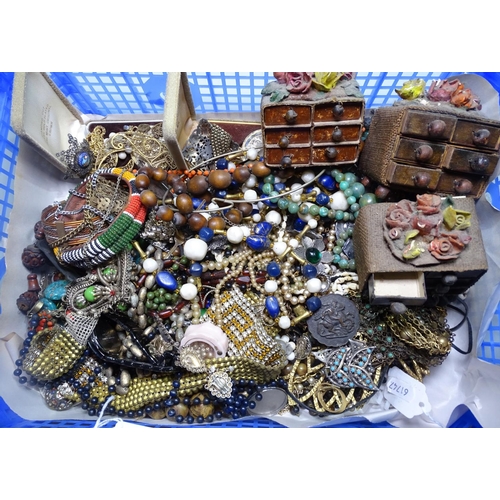 826 - A tray of Vintage costume jewellery, carved wood necklaces, stone necklaces etc