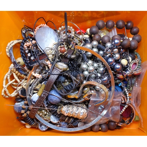 828 - A box of mixed Vintage costume jewellery