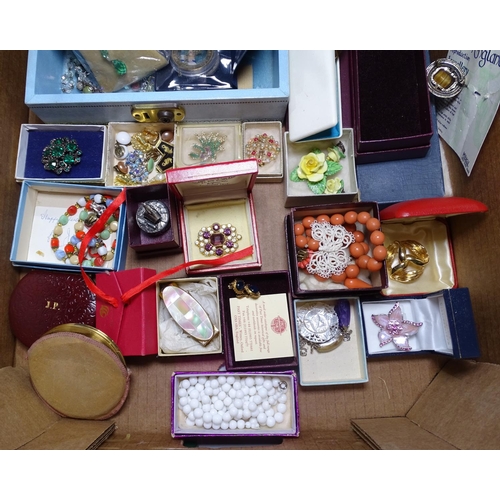 831 - A tray of Vintage and other costume jewellery, a cantilever jewel box etc