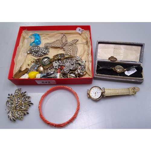 842 - A lady's 9ct gold-cased Rotary wristwatch, a 9ct gold ring, and various other costume jewellery