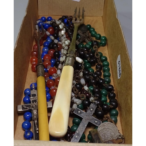 882 - 3 rosaries, a lapis necklace, a malachite necklace etc